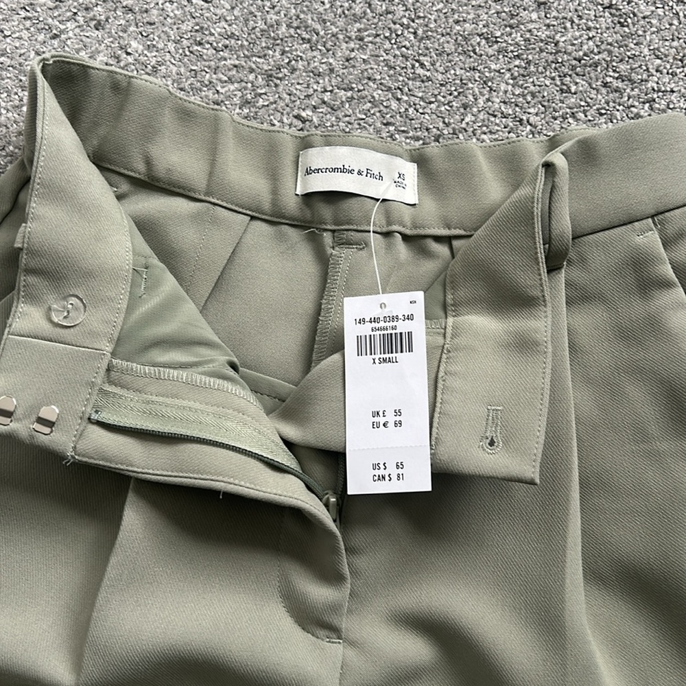 Abercrombie and Fitch Sage Green Pleated Trouser Shorts - Picture 6 of 10